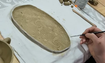 Otroška delavnica z glino: Izdelava palete in lončka za čopiče, 6+