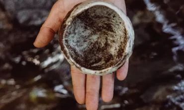 Delavnica z glino: Poslikava krožnika, pladnja ali sklede